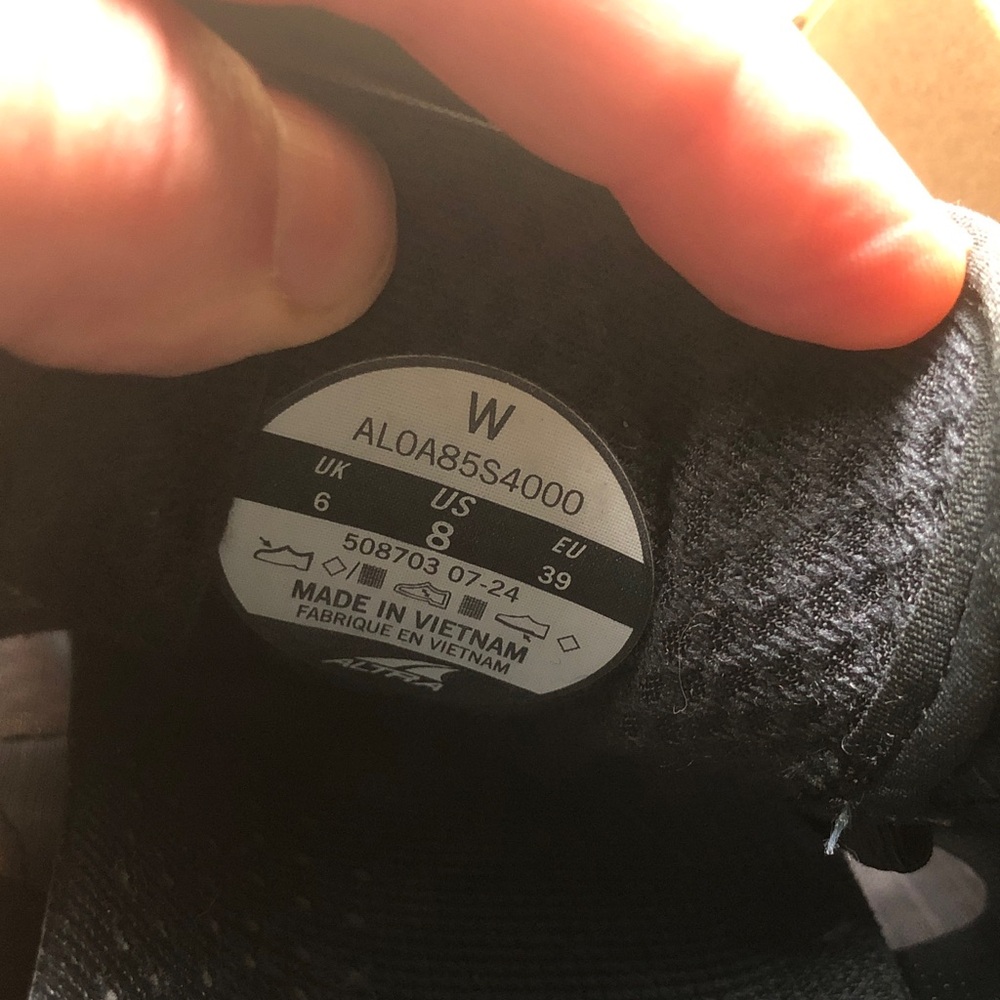 Altra women’s King MT 2 like new size 8 - Picture 3 of 9